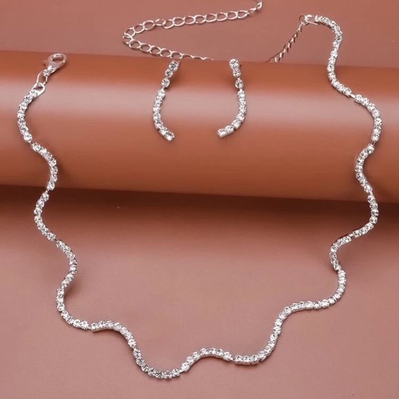 🎀 Stunning Rhinestone Earrings and Necklace set! - Picture 6 of 7